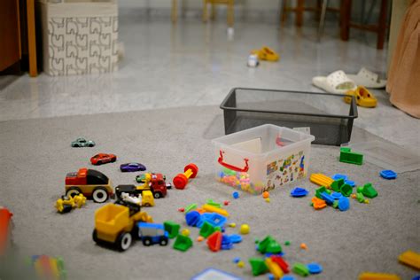 Scène de déduction avec des indices éparpillés sur une table, représentant l'enquête de Canine Désopile