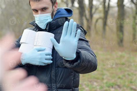 Image montrant un cultivateur portant des gants et un masque, manipulant un kit de culture dans des conditions stériles
