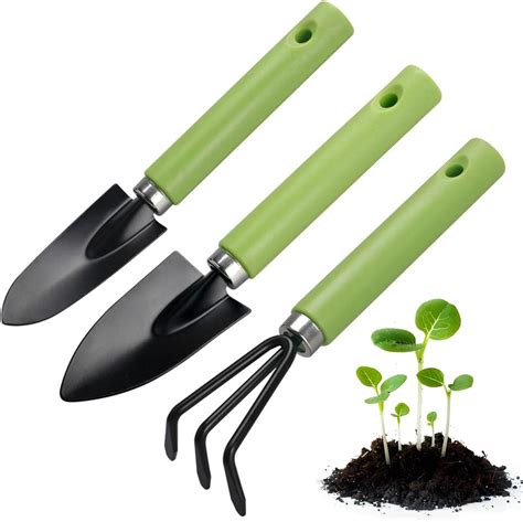 Assortiment d'accessoires de jardinage : petits outils, soucoupes, supports