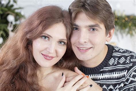 une femme mûre et un homme jeune souriant ensemble
