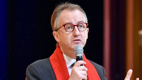Christophe Barbier avec son écharpe rouge emblématique