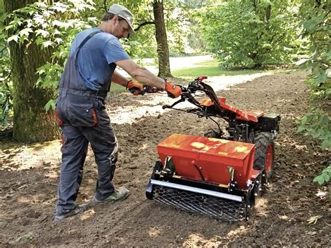 Herse rotative pour motoculteur en action