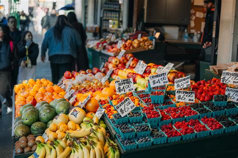 Photo d'un marché fermier avec des produits frais