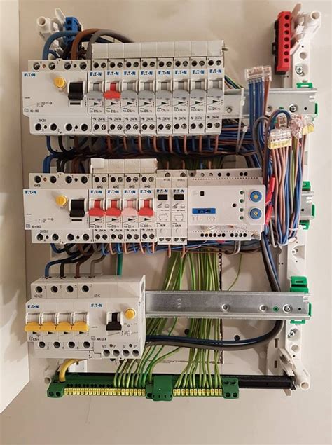 Vue d'un tableau électrique principal avec des emplacements libres