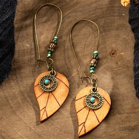 Boucles d'oreilles pendantes en bois de noisetier avec une pierre naturelle