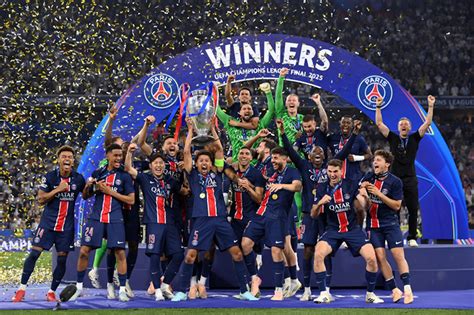 Équipe de jardiniers du PSG inspectant la pelouse