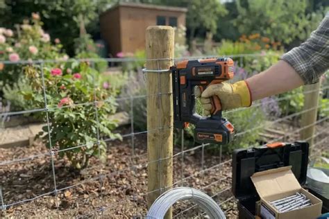 Exemple de fixation de grillage sur piquets en bois