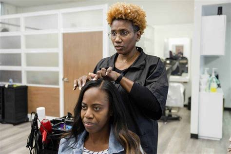 Coiffeuse professionnelle posant un tissage Yaki