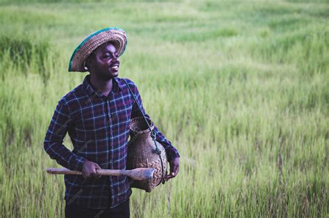Image d'un agriculteur africain utilisant des outils traditionnels