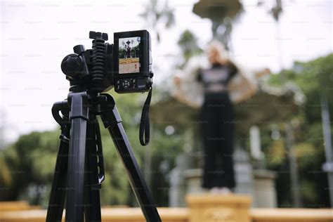 Appareil photo en mode Bulb sur un trépied, avec un paysage nocturne étoilé
