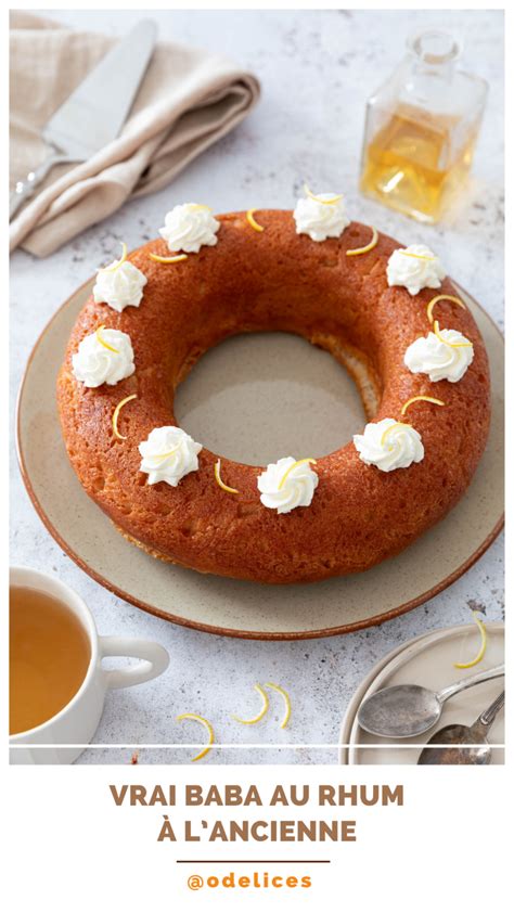 Illustration d'un baba au rhum traditionnel avec sa crème chantilly et ses fruits confits