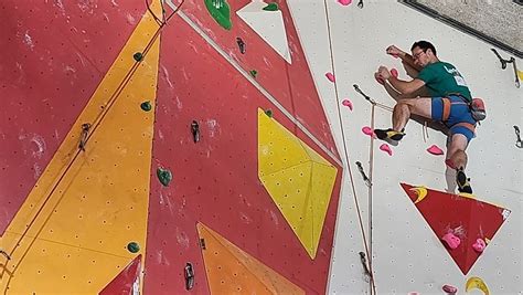 Grimpeurs en pleine action lors d'une compétition d'escalade