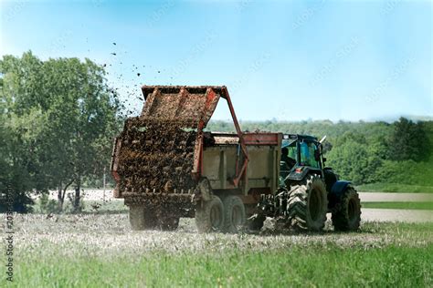 Paysage agricole avec épandage de fumier