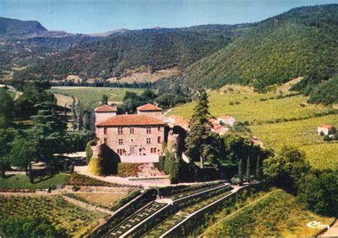 Vue aérienne du Château du Bousquet avec ses vignobles et son colombier