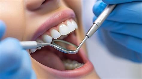 Dentiste examinant un patient