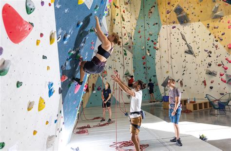 Grimpeur adulte en salle d'escalade