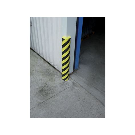 Installation d'une cornière de protection sur un angle de mur extérieur