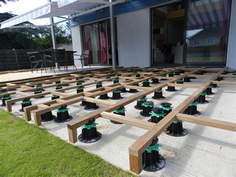 Schéma technique d'une terrasse sur plots avec profilé de finition