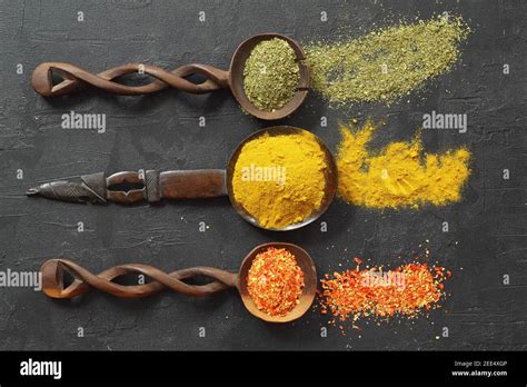 Étagère d'épices variées, dont différentes sortes de curry