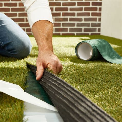 Schéma montrant la pose d'une bande de jonction pour gazon synthétique