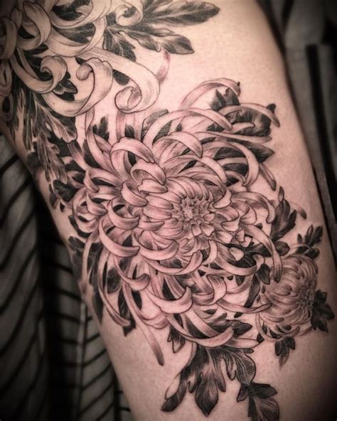 Tatouage de chrysanthème
