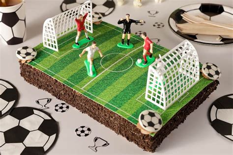 Gâteau stade de foot avec joueurs et buts