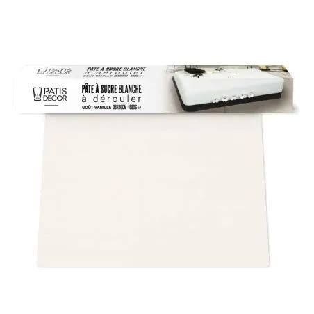 Pâte à sucre étalée sur un gâteau rectangulaire