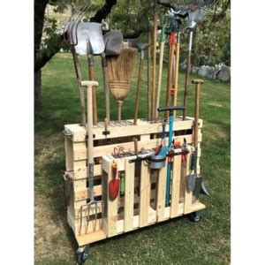 Palette transformée en rangement vertical pour outils de jardinage