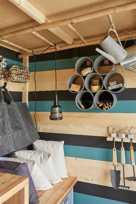 Intérieur d'un abri de jardin bien organisé avec des rangements