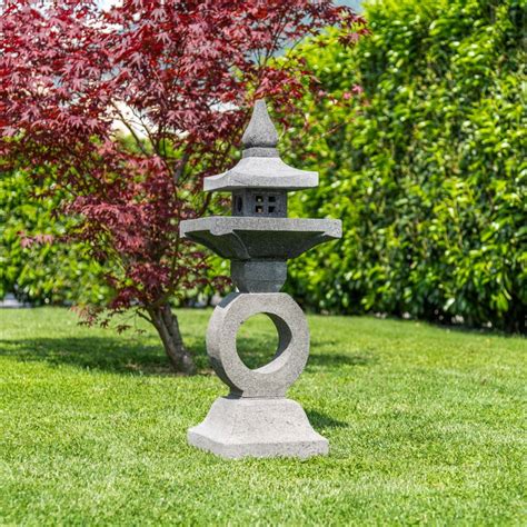 Exemple de lanterne en pierre dans un jardin japonais