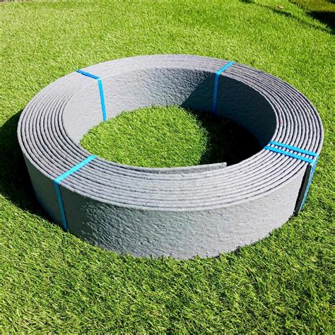 Exemple de bordure en plastique recyclé pour allée sinueuse