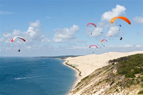 Parapentes survolant la Dune du Pilat