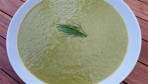 image d'un potage aux fanes de fenouil dans un bol