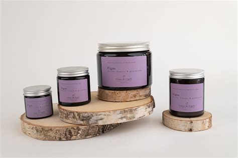 Assortiment de produits parfumés à la figue (bougies, sprays d'ambiance, savons)