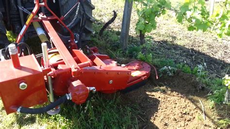 Herse rotative Agrisem travaillant la vigne