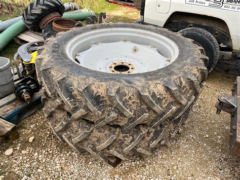 Gros plan sur une roue de tracteur tondeuse usée avec sculptures lisses