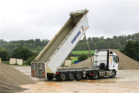 camion livrant des plaquettes forestières en vrac