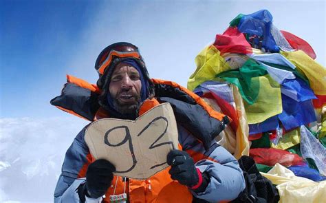 Nadir Dendoune en tenue d'alpiniste sur l'Everest