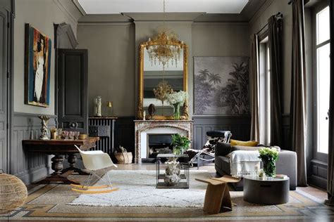 Intérieur du gîte, mélange d'ancien et de moderne avec des objets chinés