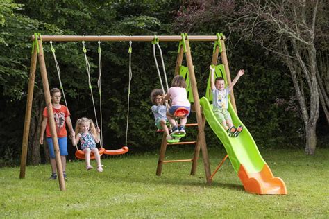 Jardin avec des jeux extérieurs pour enfants