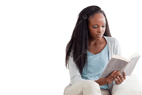 Une personne lisant un livre en anglais dans un jardin