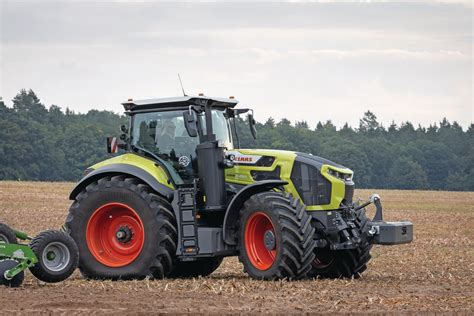 Photo d'un tracteur Claas Axion en pleine activité de labour