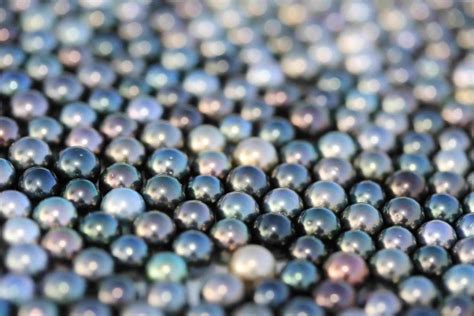 Gros plan sur une perle de Tahiti avec des reflets uniques