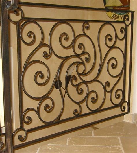 Jardinière en fer forgé avec volutes décoratives sur un balcon