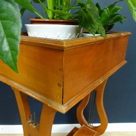 Jardinière ancienne en bois sur pied en forme de Lyre