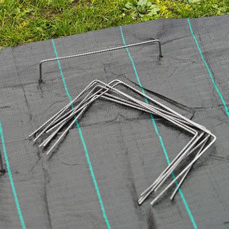 Exemple de pose de toile de paillage avec agrafes