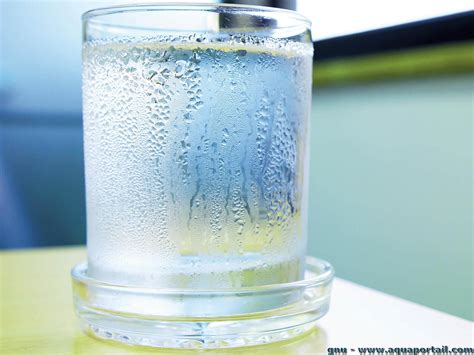 Image d'un verre d'eau glacée avec de la condensation
