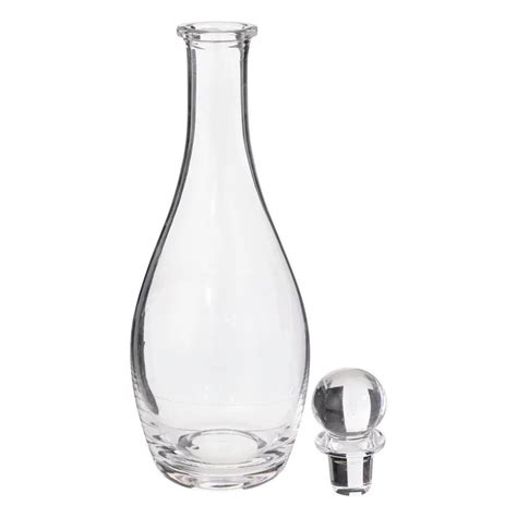 Jacinthes forcées dans des carafes en verre sur un rebord de fenêtre