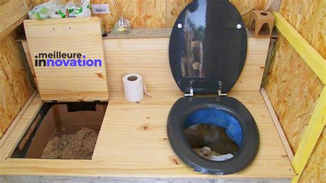 Exemples d'installations de toilettes sèches dans différents environnements (jardin, intérieur, bateau)