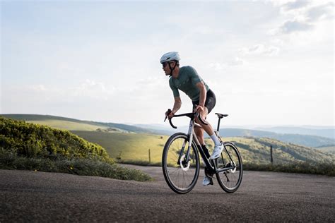 Cycliste gravissant un col montagneux
